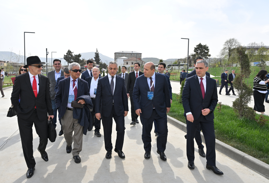 Les participants au 7e Forum politique de l’Université ADA arrivent à Khankendi VIDEO