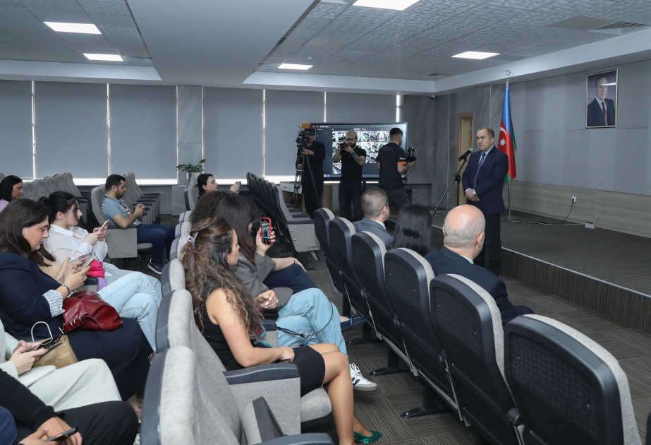 Media nümayəndələri imtahanlarda istifadə olunan və yazılı cavab tələb edən tapşırıqların yoxlanılma prosesini müşahidə ediblər