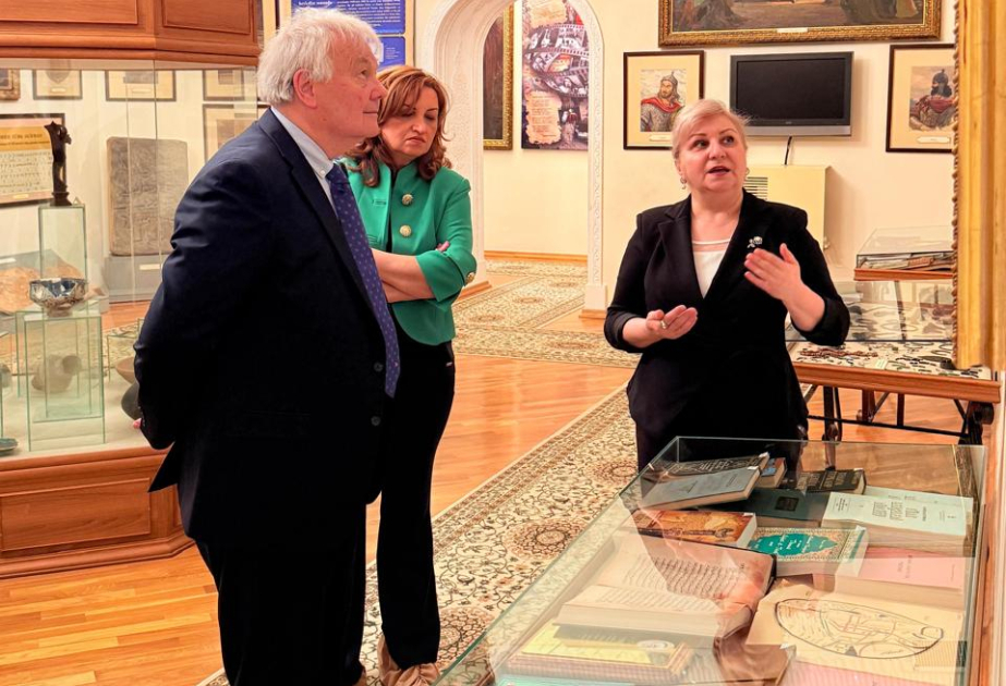 İngiltərəli professor Ədəbiyyat Muzeyinin qonağı olub
