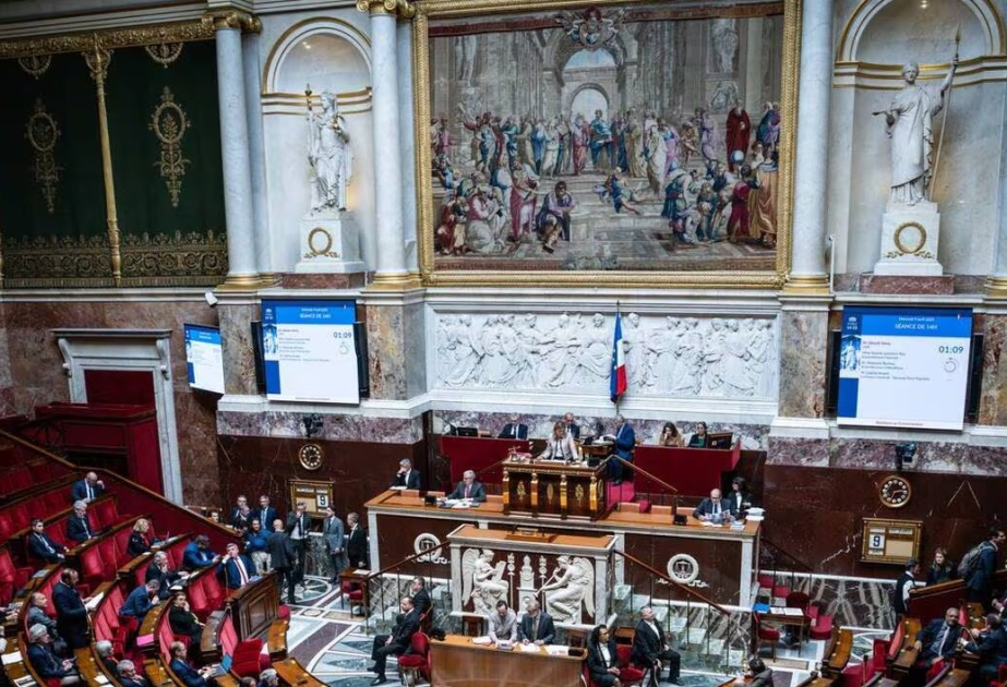 Fransada jurnalistlər Milli Assambleyadan qovulublar