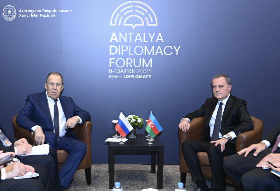 Aserbaidschans und Russlands Außenminister erörtern internationale Sicherheitsfragen