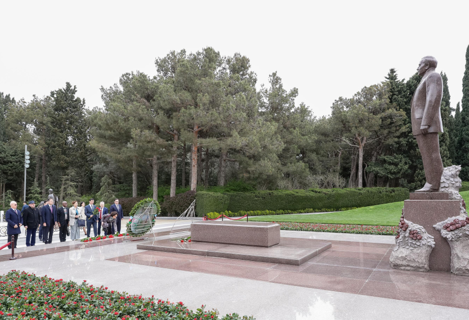 Une délégation de l’OIT visite les allées d’Honneur et des Martyrs