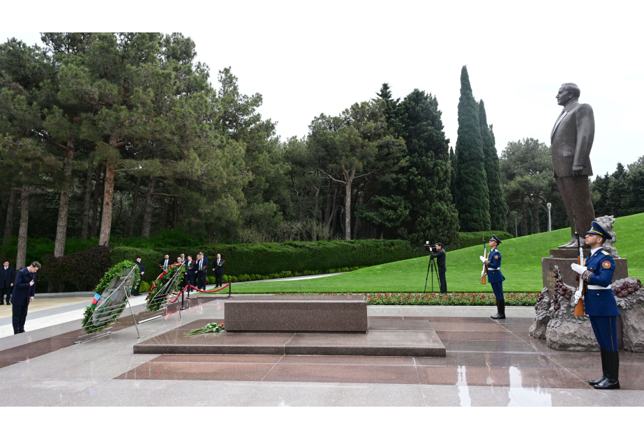 Una delegación del Parlamento rumano visita la tumba del Gran Líder