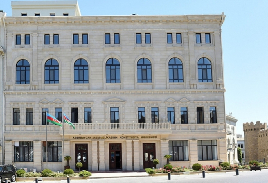 Konstitusiya Məhkəməsində yeni təyin olunmuş hakim Xanlar Vəliyev kollektivə təqdim edilib