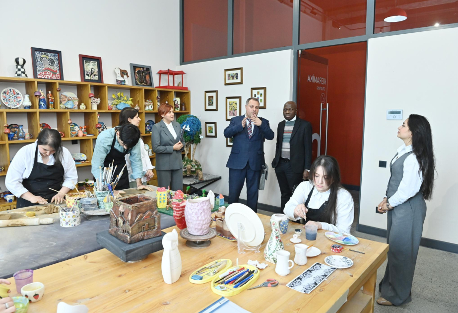 Le Directeur général de l’OIT visite le Centre de développement inclusif et de créativité DOST