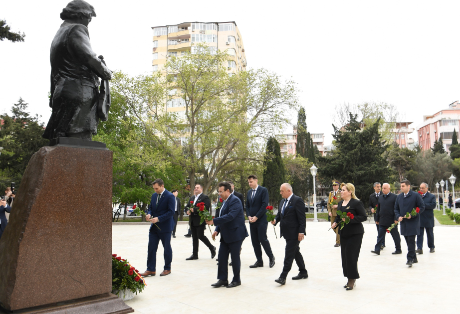 Romanian delegation visits monument to composer George Enescu in Baku