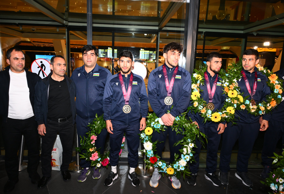 Avropa çempionatında uğurla çıxış edən yunan-Roma güləşçilərimiz Vətənə qayıdıblar VİDEO