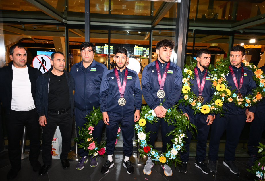 Успешно выступившие на чемпионате Европы азербайджанские борцы греко-римского стиля вернулись на родину ВИДЕО