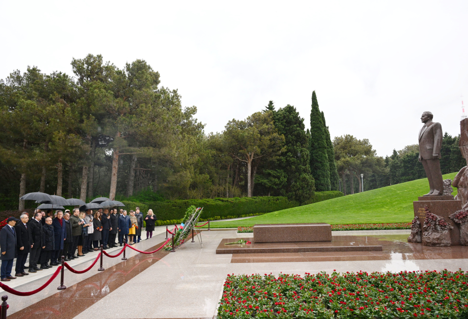 TURKPA-Delegation ehrt Andenken von Nationalleader Heydar Aliyev