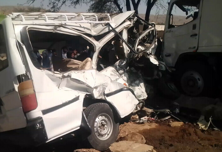 Pakistanda baş vermiş yol qəzası nəticəsində 12 nəfər ölüb, yaralananlar var