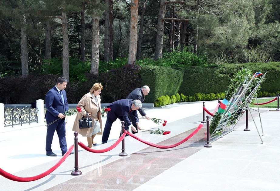 AMEA rəhbərliyi görkəmli oftalmoloq-alim, akademik Zərifə Əliyevanın əziz xatirəsini yad edib