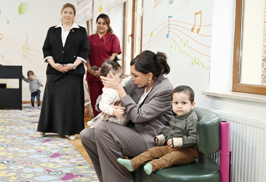La première vice-présidente azerbaïdjanaise Mehriban Aliyeva et Leyla Aliyeva rendent visite à la Crèche n°1 et à la Maison d’enfants à caractère social n°1 à Bakou VIDEO