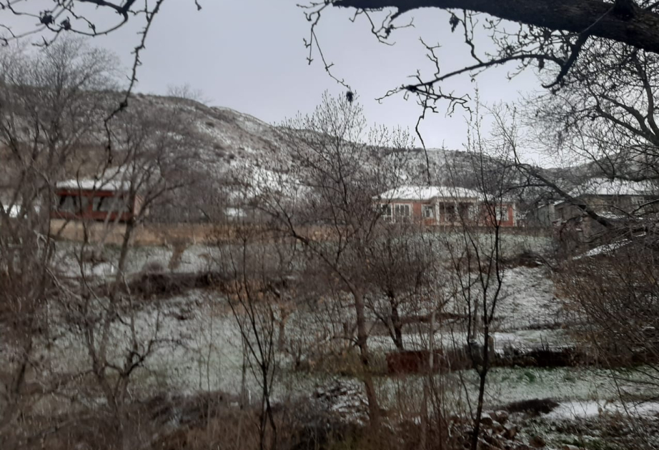 纳希切万山麓出现降雪