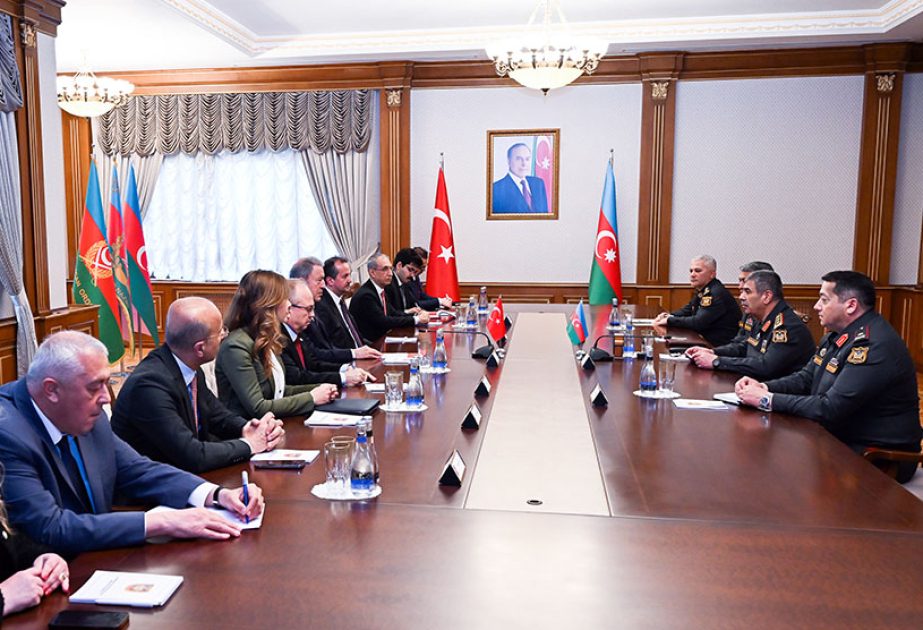 Azərbaycanın müdafiə naziri Hulusi Akarla görüşüb