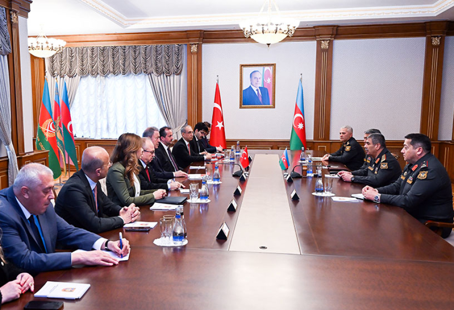 El Ministro de Defensa de Azerbaiyán se reúne con el Presidente de la Comisión de Defensa Nacional del Parlamento turco