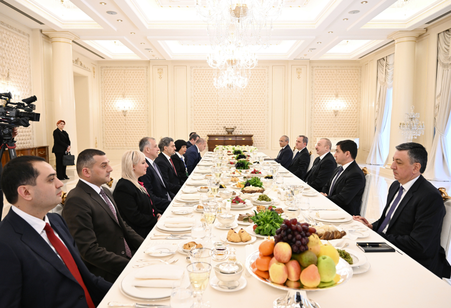 午餐期间，阿塞拜疆和格鲁吉亚两国总统举行扩大会晤
