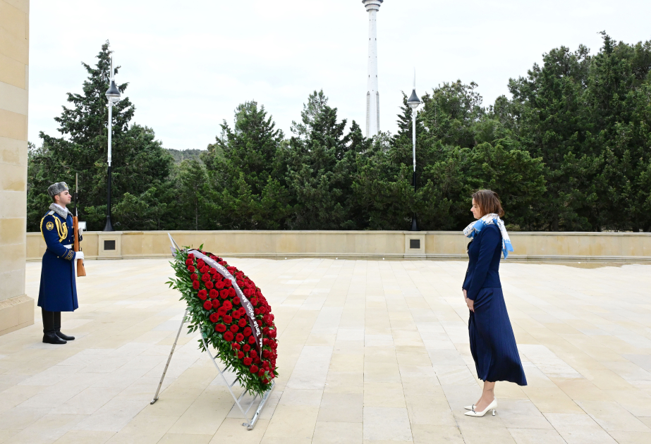 Slovenian Deputy PM visits Alley of Martyrs and monument to Mehdi Huseynzade