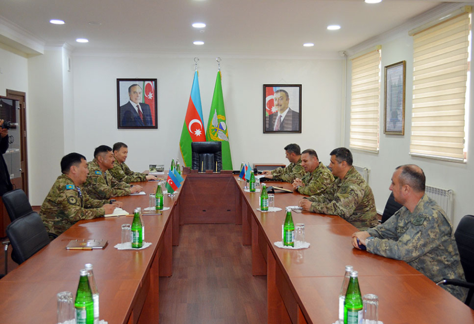 Delegación kazaja visita unidades militares del Comando y Fuerzas Especiales