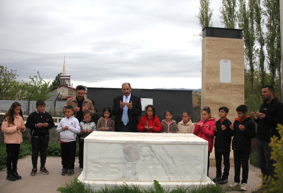 İğdırda məktəblilər və müəllimlər erməni quldur dəstələrinin qurbanlarının xatirəsini yad ediblər