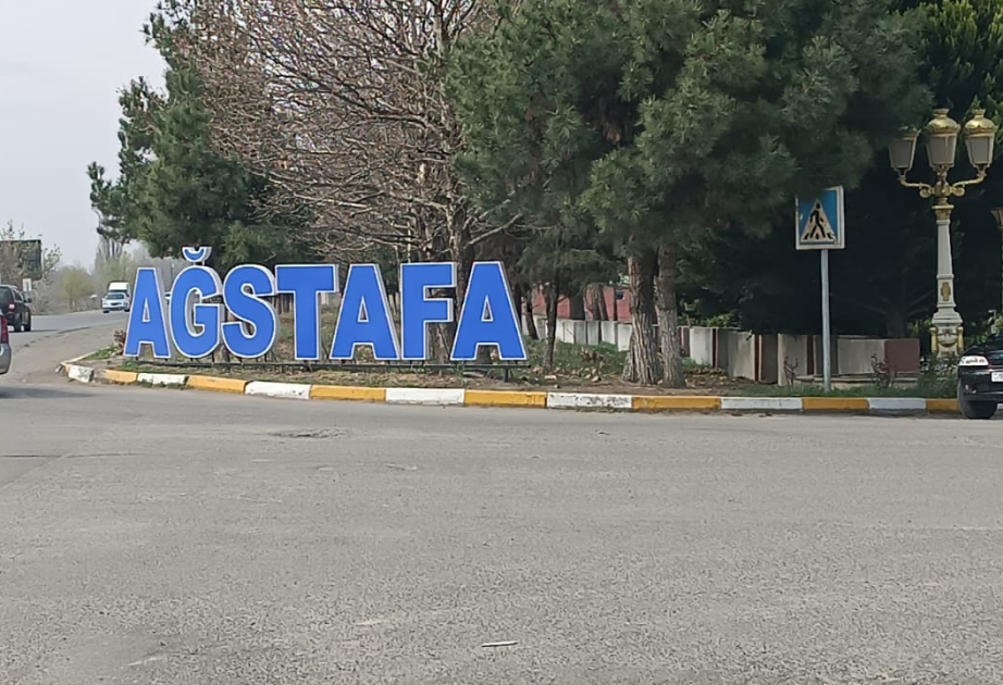 Ağstafada minik maşını daşa çırpılıb, xəsarət alanlar var