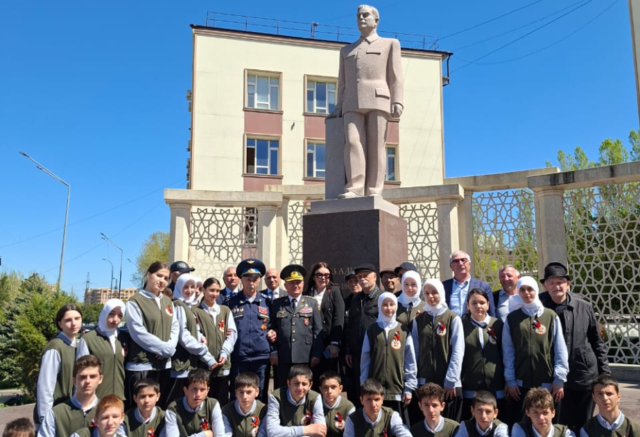 Polkovnik Cəlil Xəlilovun rəhbərlik etdiyi nümayəndə heyəti Mahaçqalada görkəmli dövlət xadimi Əziz Əliyevin xatirə kompleksini ziyarət edib