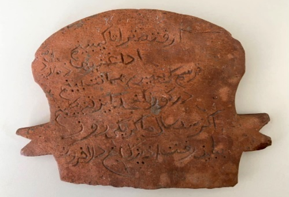 Orta əsrə aid saxsı nümunəsi üzərində Nizaminin beytinin həkk olunduğu müəyyənləşdirilib