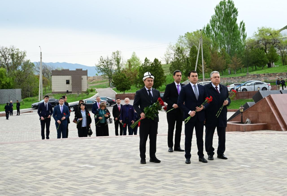 Azərbaycan nümayəndə heyəti Bişkekdə "Ata-Beyit" memorial kompleksini ziyarət edib