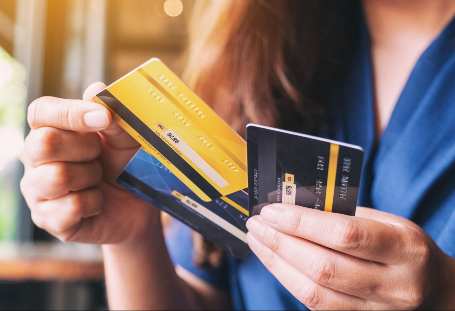 Sosial şəbəkədə saxta kredit elanı verərək bank kartlarını talayan şəxs saxlanılıb