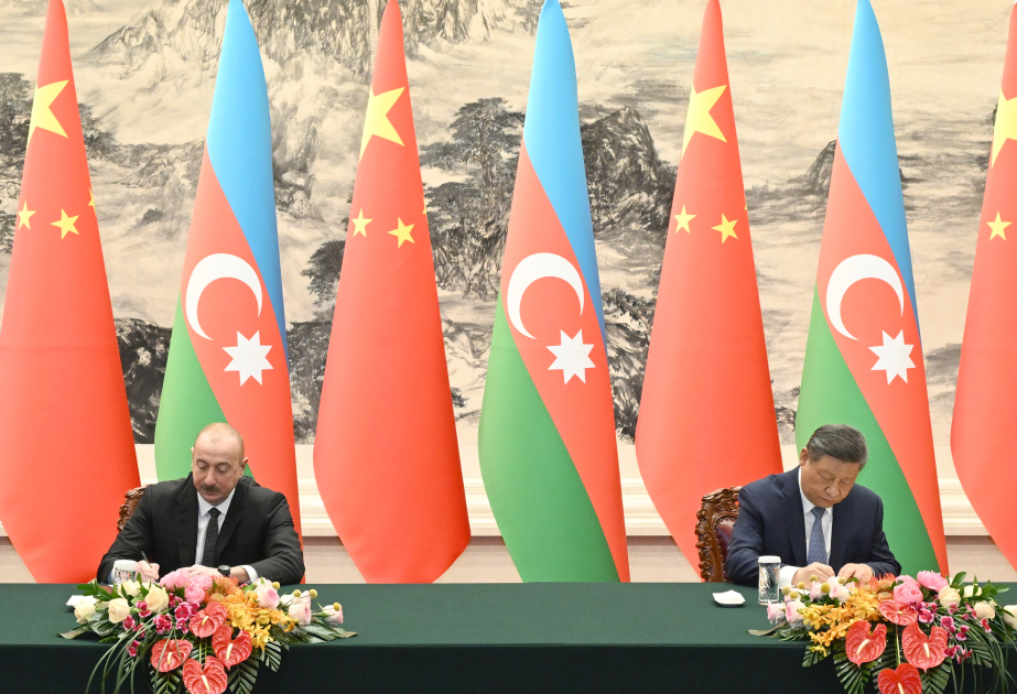 Azerbaiyán y China firman documentos en Beijing