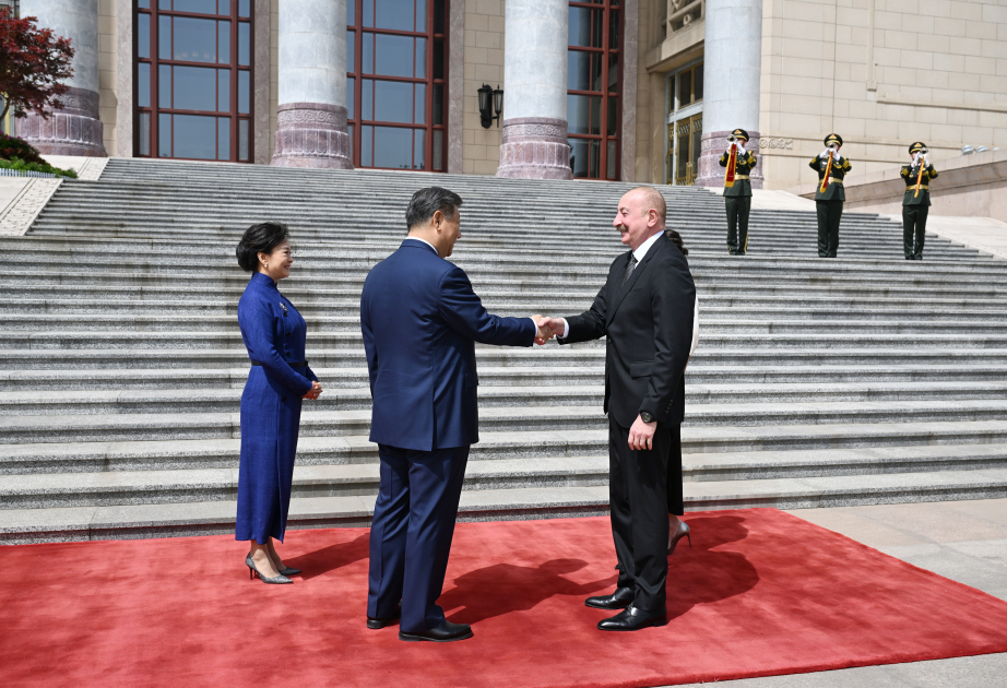 En Pekín se celebra una ceremonia oficial de bienvenida al Presidente de Azerbaiyán