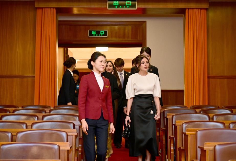 Azerbaijan’s First Lady Mehriban Aliyeva, her daughter Leyla Aliyeva, and other family members visited the Great Hall of the People in Beijing VIDEO