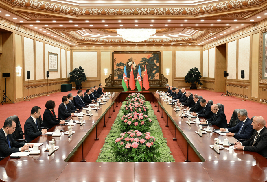 阿塞拜疆总统伊利哈姆·阿利耶夫与中国国家主席习近平举行扩大会晤