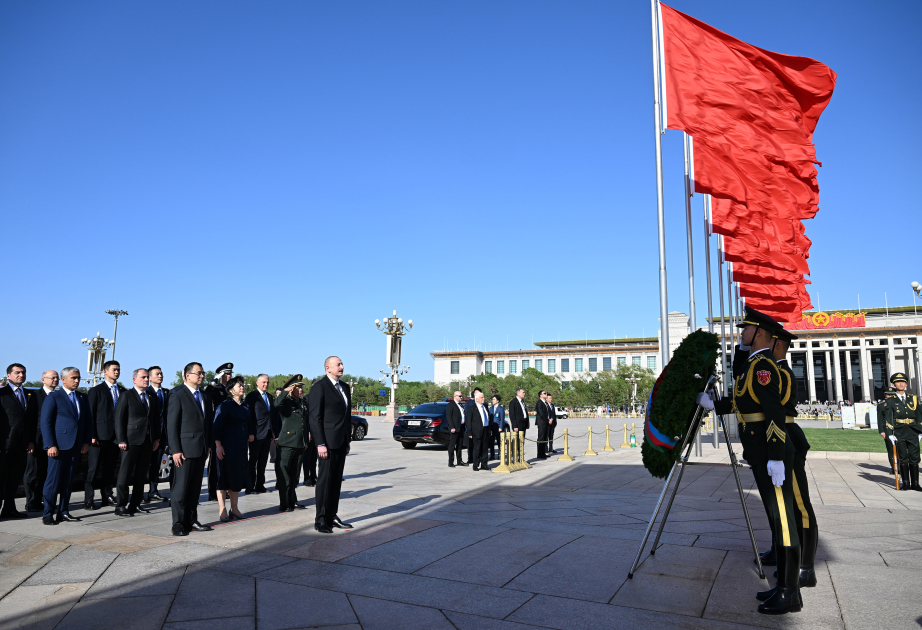 President Ilham Aliyev visited Monument to the People's Heroes in Beijing VIDEO