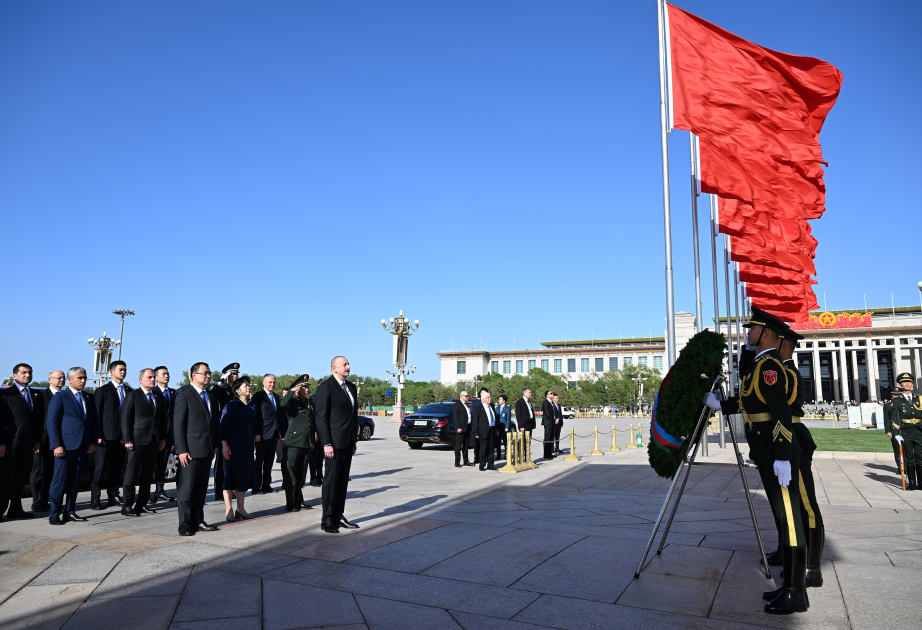 El Jefe de Estado de Azerbaiyán visitó el Monumento a los Héroes del Pueblo en Beijing