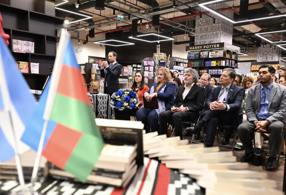 Se ha celebrado la presentación de la traducción al azerbaiyano del libro "El día menos pensado" de Alejandra Laurencich