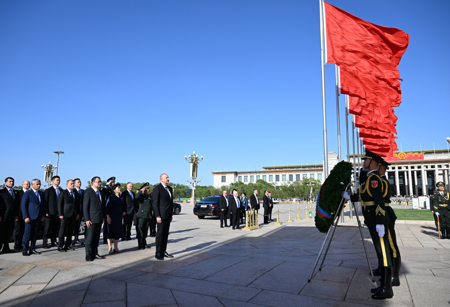 伊利哈姆·阿利耶夫总统在北京拜谒人民英雄纪念碑