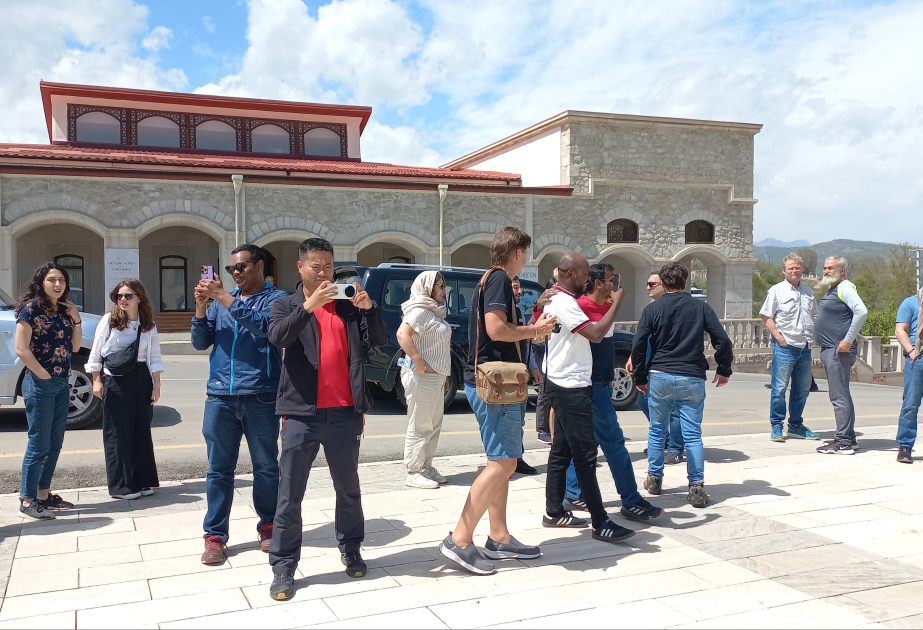 Beynəlxalq səyyahlar Şuşa şəhəri ilə tanış olublar YENİLƏNİB FOTO VİDEO