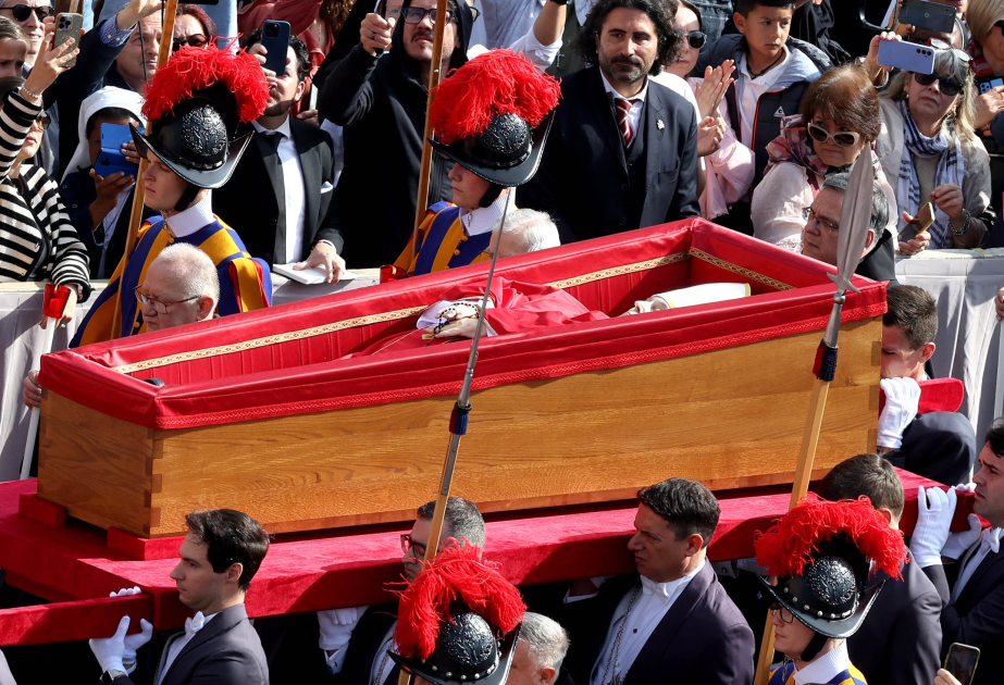 Papa Fransisklə vidalaşmaq üçün 100 min insan növbə gözləyir
