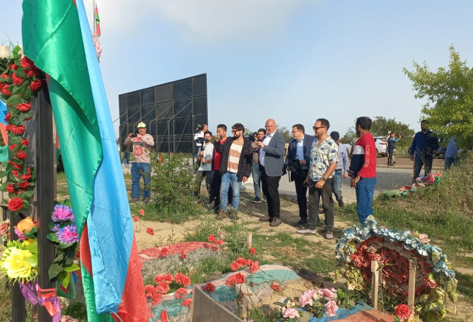 Ausländische Reisende besuchen Aghdam