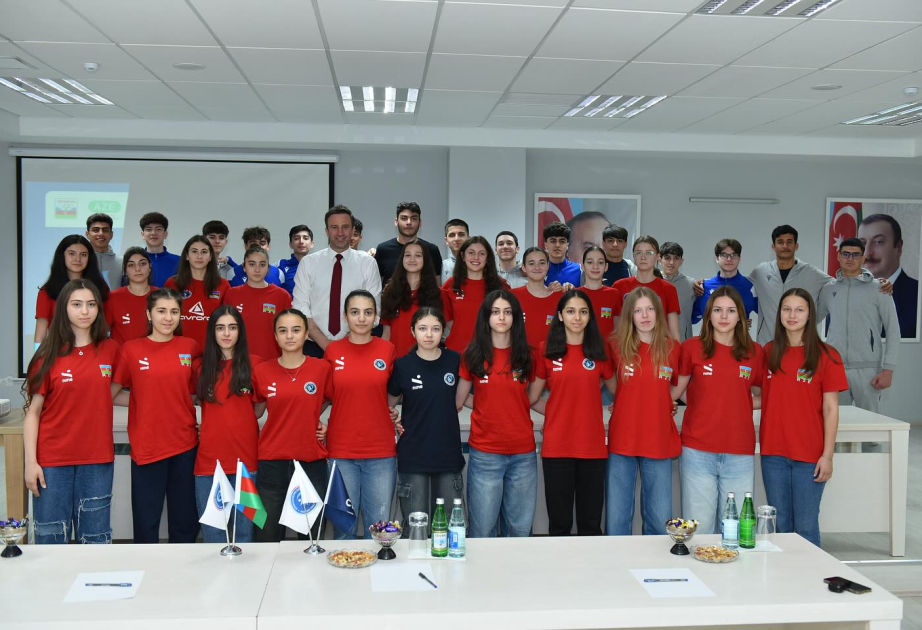 Avropa Voleybol Konfederasiyasının prezidenti Azərbaycan yığmalarının üzvləri ilə görüşüb