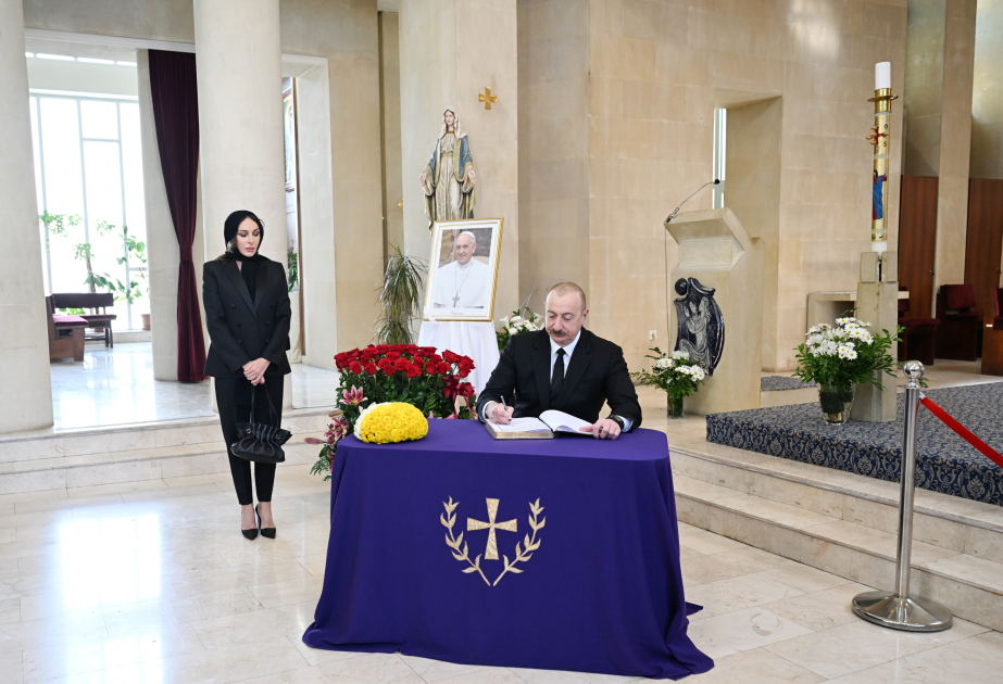 Le président Aliyev rend visite à l’Église catholique Sainte-Marie de Bakou pour présenter ses condoléances pour le décès du pape François MIS A JOUR VIDEO