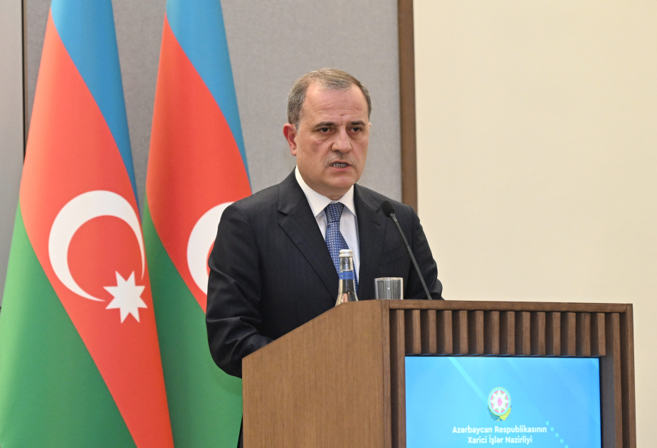 Canciller: "El rápido armamento de Armenia sigue siendo una fuente de amenaza para la región"