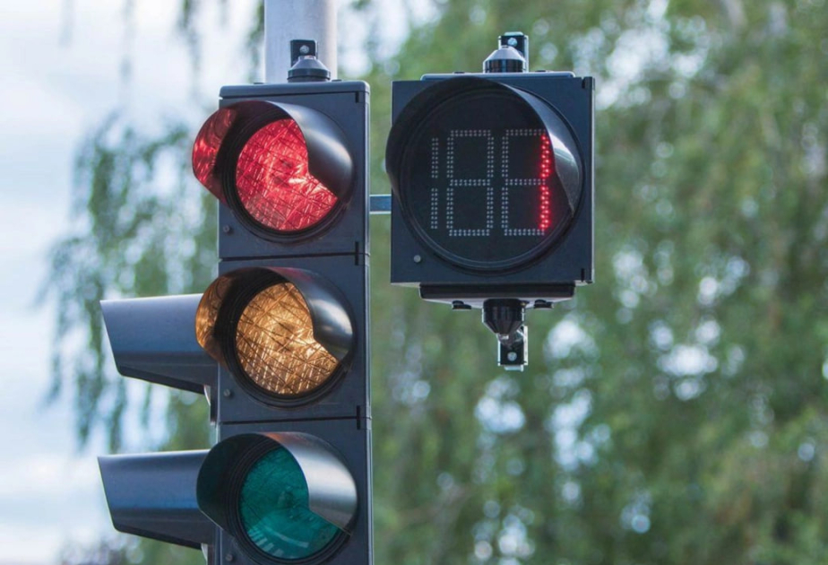 Yol qəzası bu dəfə daha çox məktəblilərin istifadə etdiyi svetoforu yararsız vəziyyətə saldı