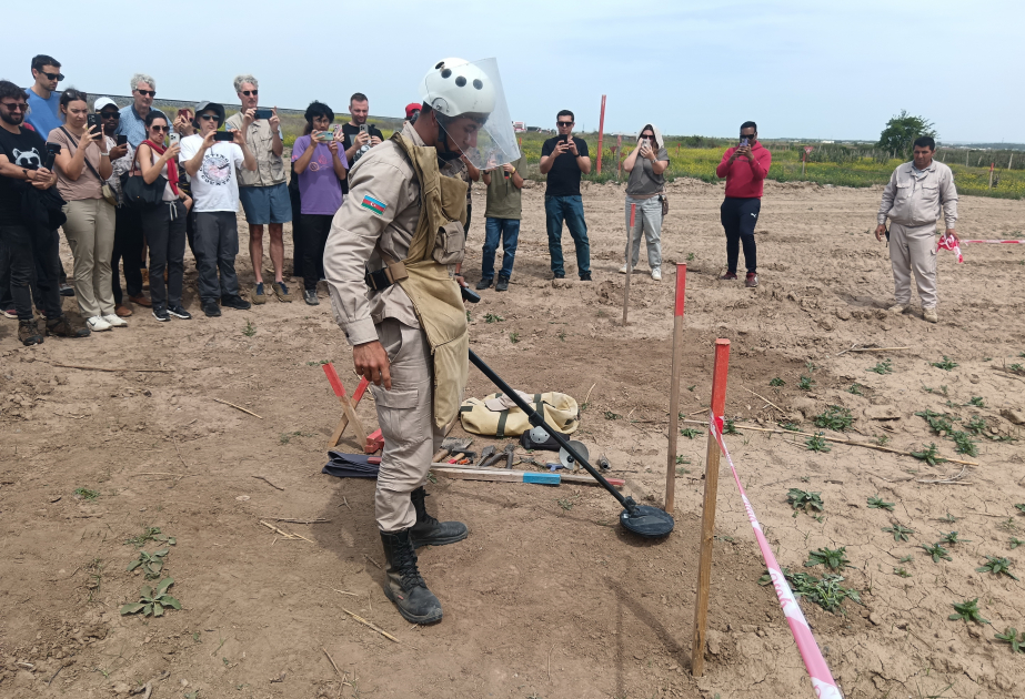 Viajeros internacionales observan operaciones de desminado en Jabrayil