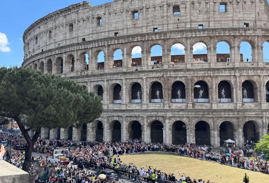 Unas 150.000 personas se concentraron al paso del cortejo fúnebre de Francisco por Roma