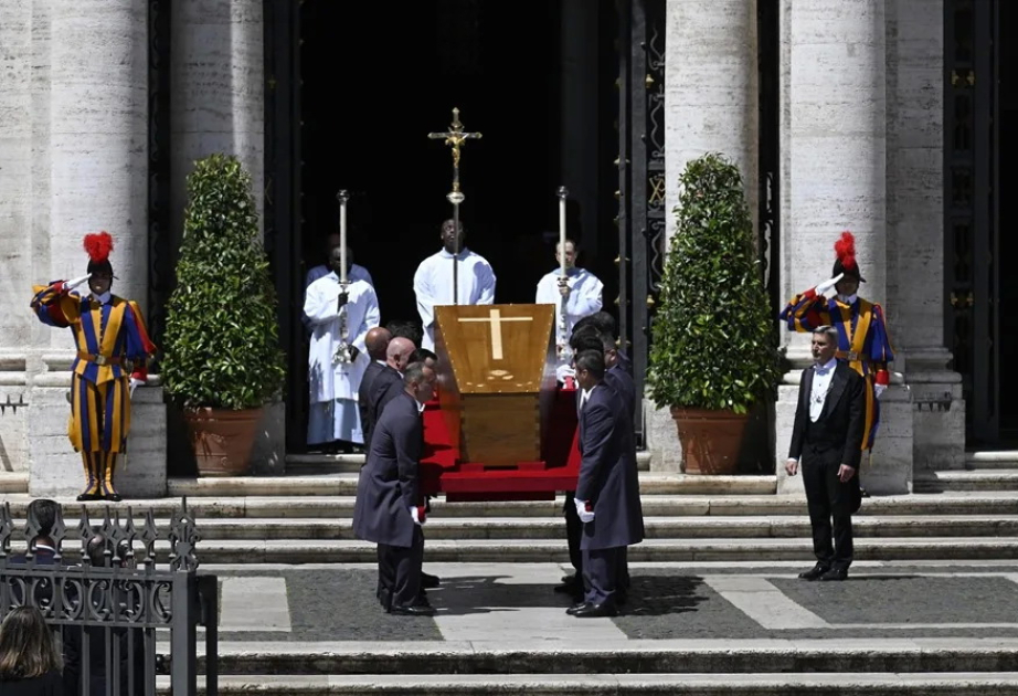El entierro del papa Francisco se produjo ante el camarlengo y sus familiares
