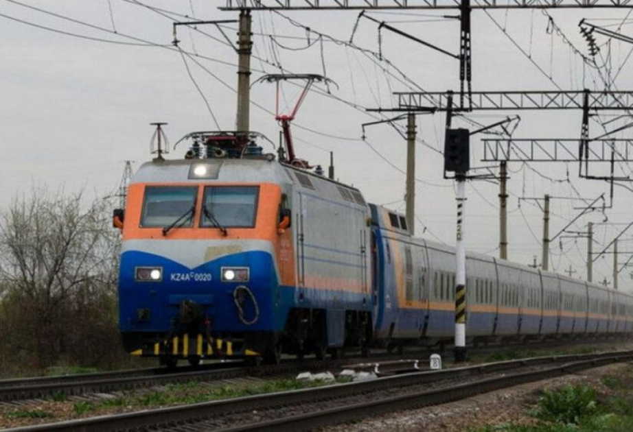 Поезд столкнулся с трактором в Казахстане: есть погибший