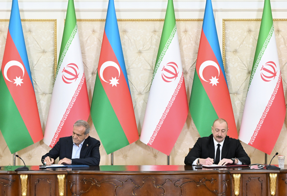 Azerbaiyán e Irán firman documentos