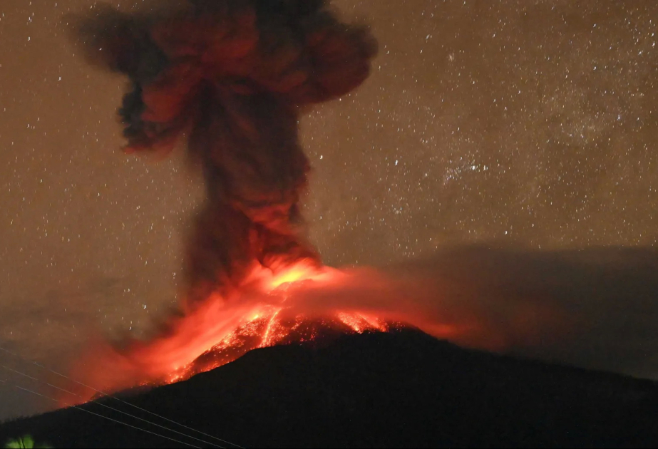 Indonesische Insel Flores: Vulkan Lewotobi Laki-Laki spuckt wieder Feuer