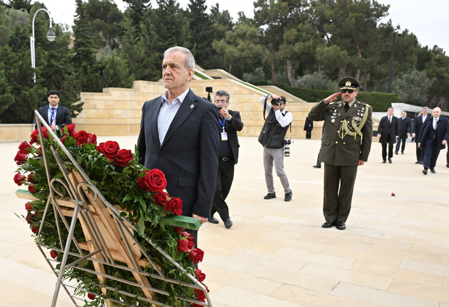 Iranian President Masoud Pezeshkian pays tribute to Azerbaijani martyrs in Baku